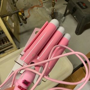 Triple barrel wave curler never used. Still in box